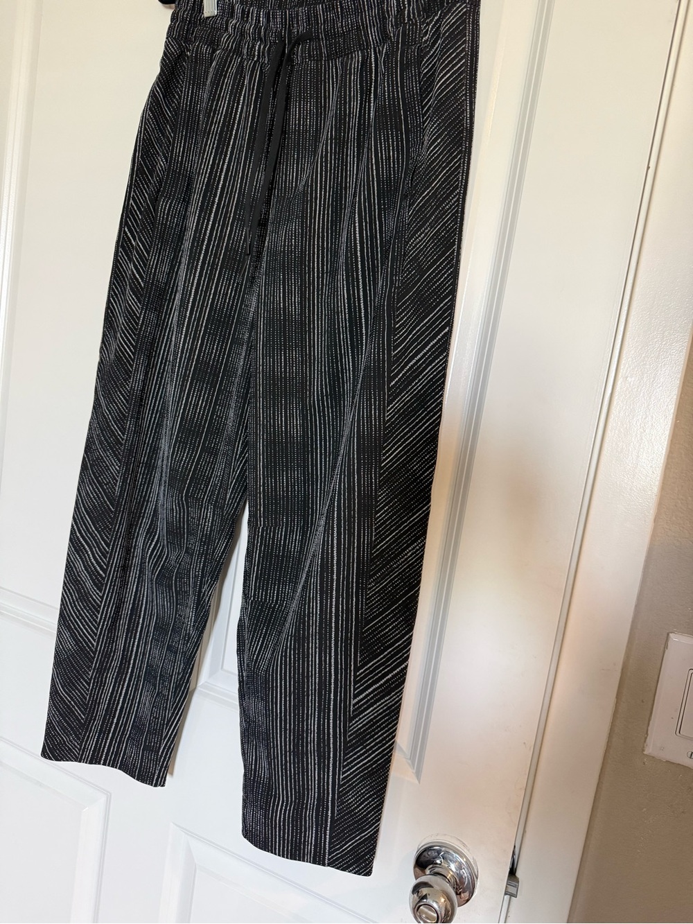 Athleta Striped Pull-On Pants Size 2 Black White Tapered Ankle - Picture 5 of 6